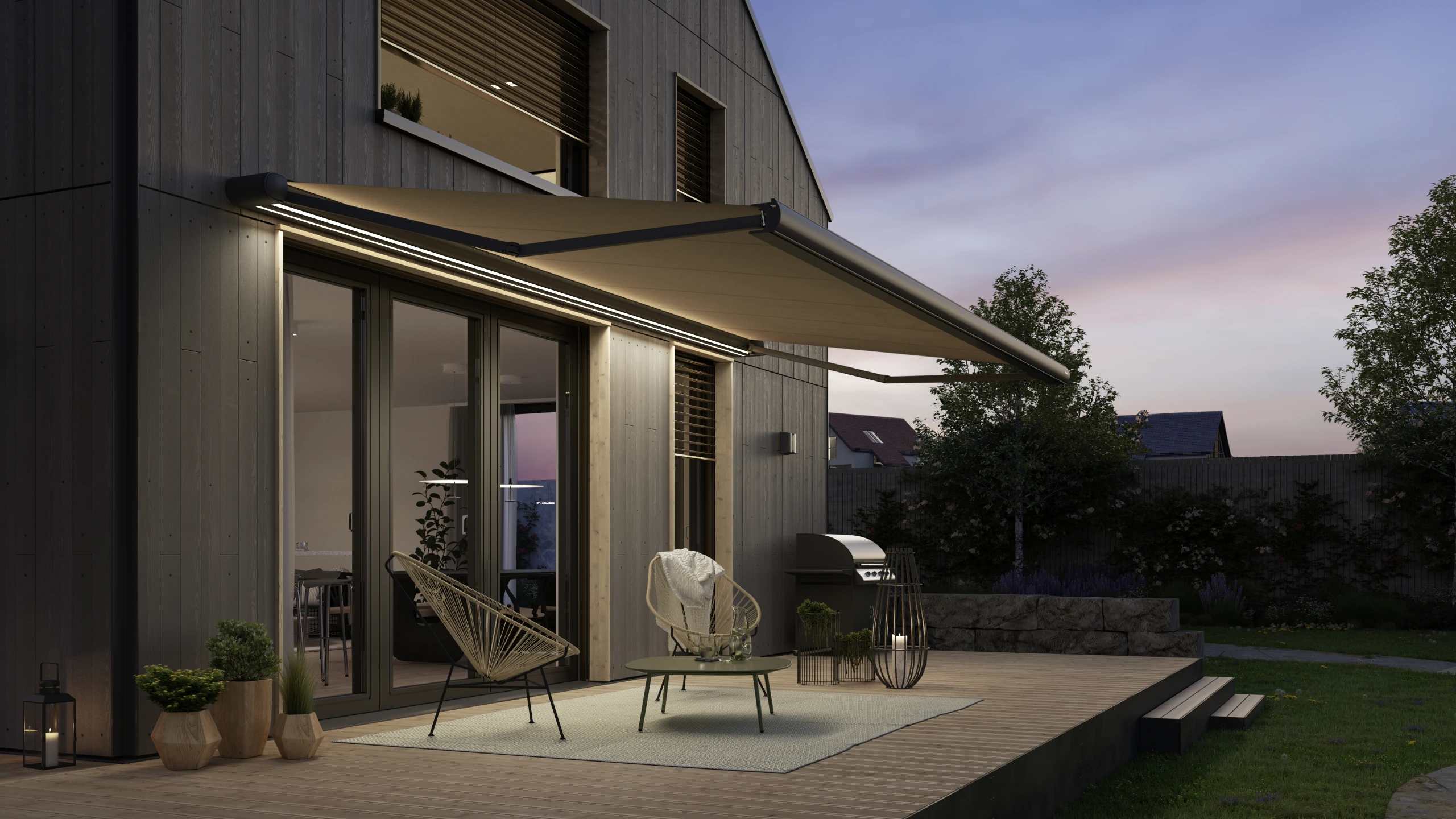 Moderne Terrasse mit Markise und Sitzbereich bei Dämmerung